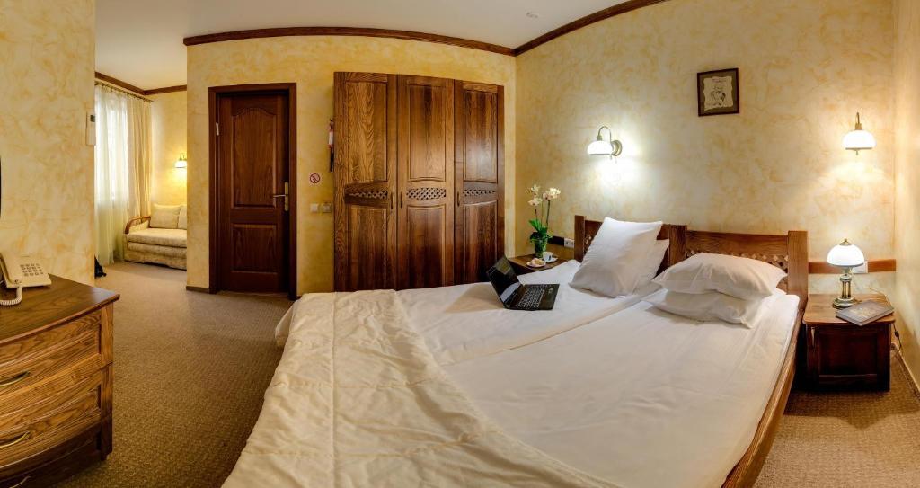 Pid Templem Hotel Ivano-Frankivsk Quarto foto