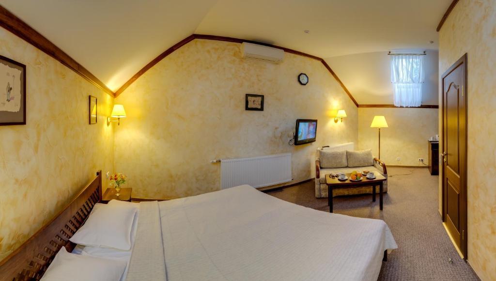 Pid Templem Hotel Ivano-Frankivsk Quarto foto