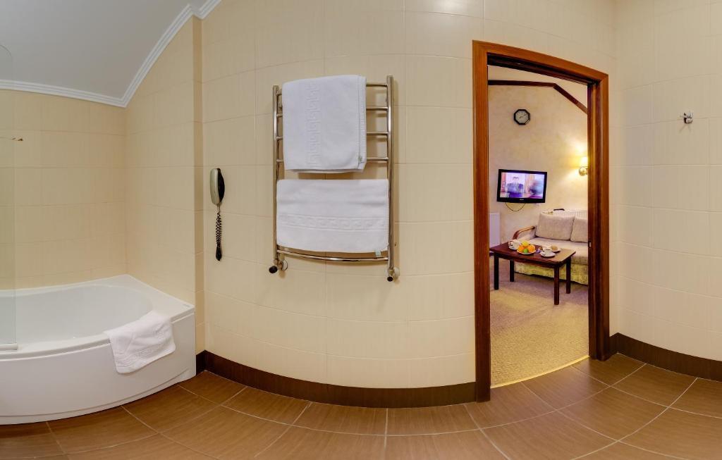 Pid Templem Hotel Ivano-Frankivsk Quarto foto
